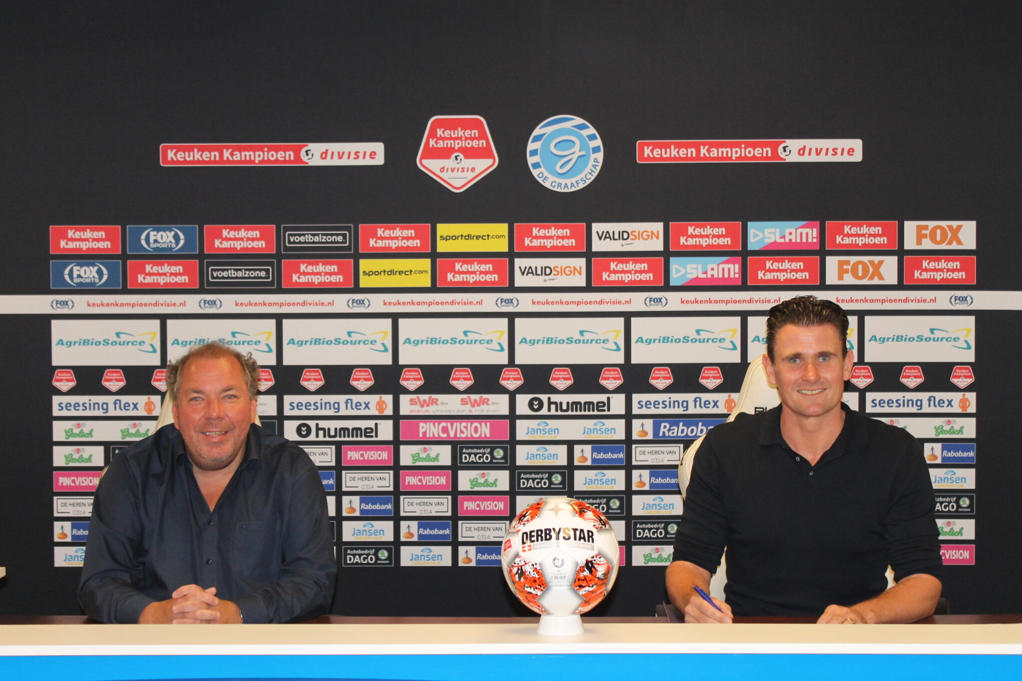 Gido Mullink, directeur/eigenaar van Mull2media (rechts), tekent samen met algemeen directeur Hans Martijn Ostendorp van De Graafschap de nieuwe overeenkomst.
