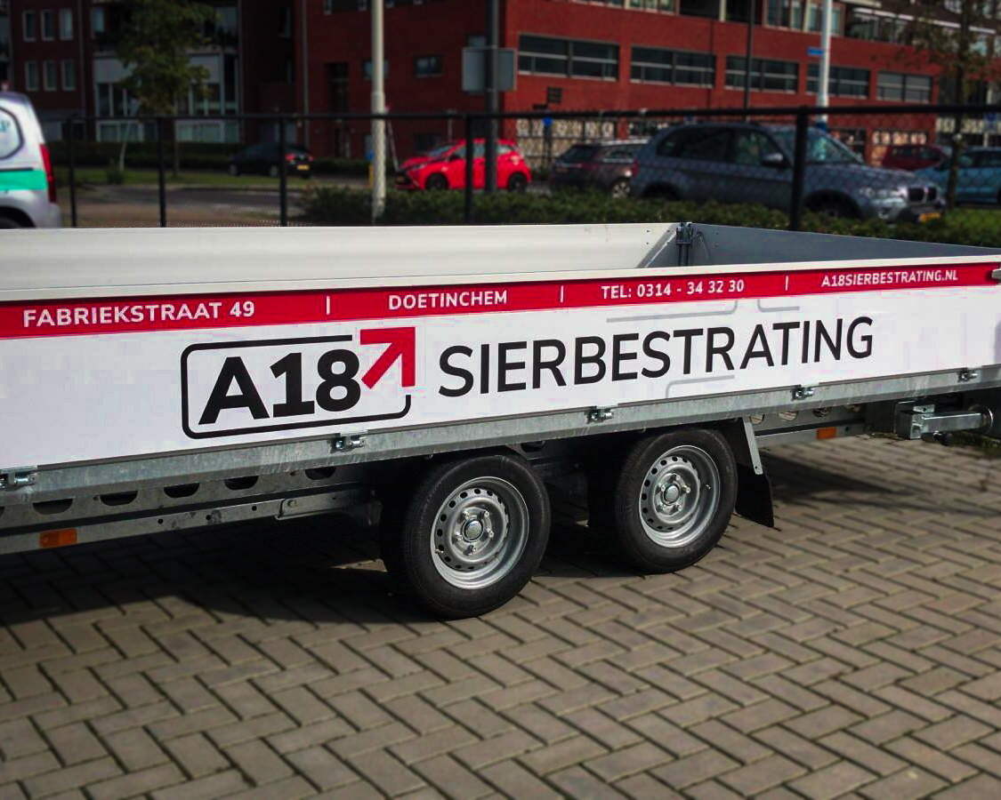 Aanhangerbelettering voor A18 Sierbestrating door Mull2media