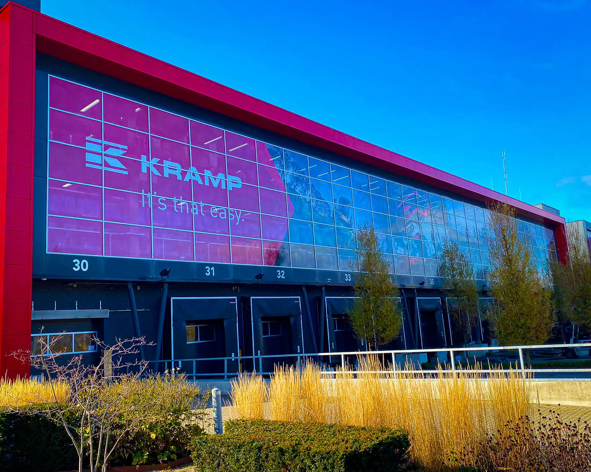 Raambelettering met zonwerend raamfolie voor Kramp door Mull2media