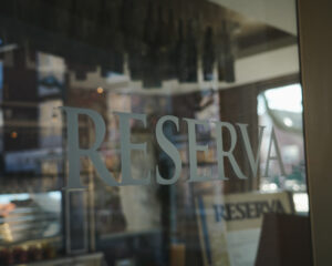 Bij Reserva drink je in alle rust je wijntje op het terras of achter het etched glass