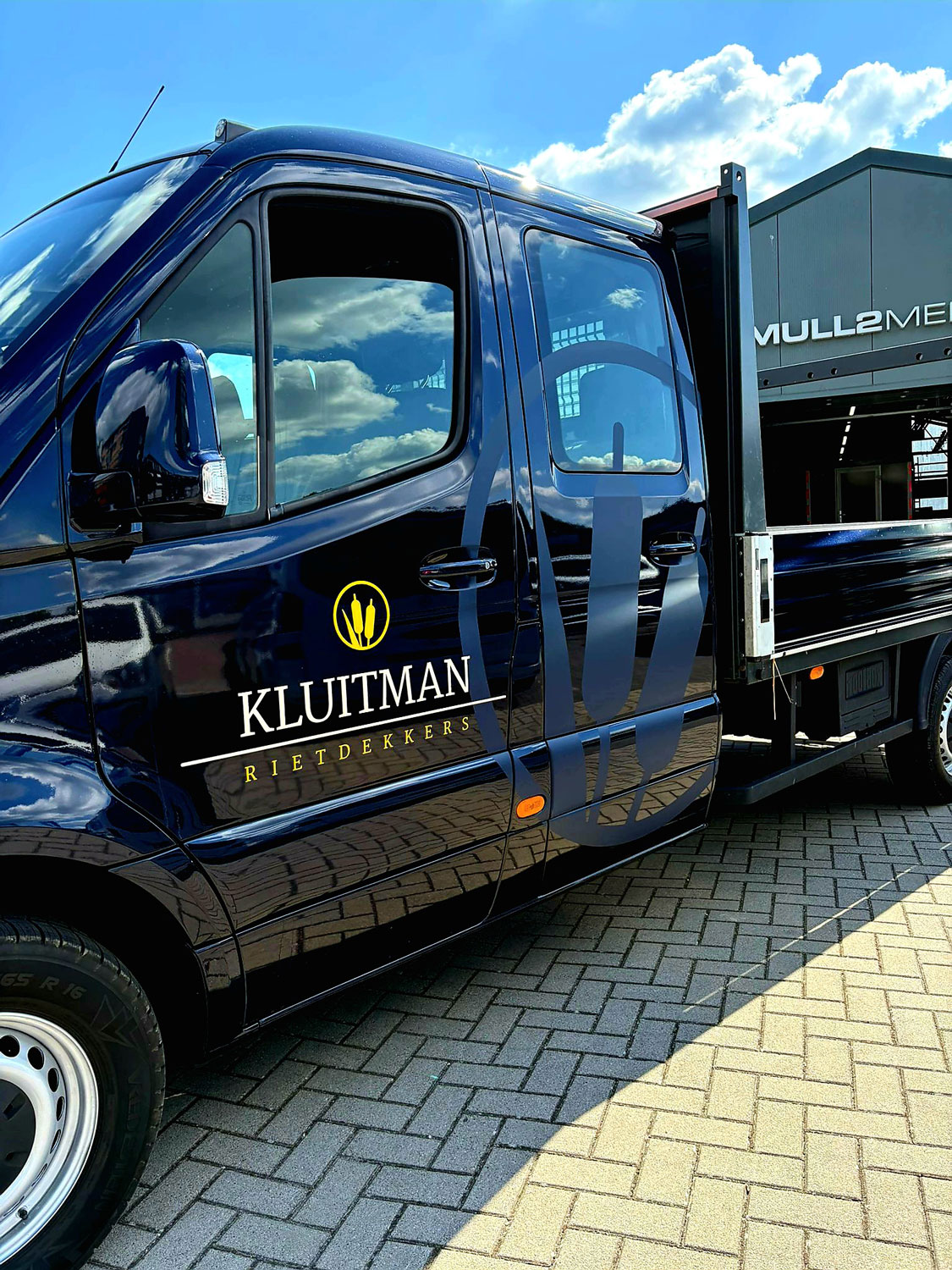 Detail van het logo en typografie op de carwrap van Kluitman Rietdekkers