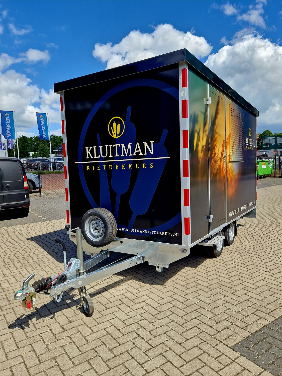 Vooraanzicht van de carwrap voor Kluitman Rietdekkers, met mat en glans in balans