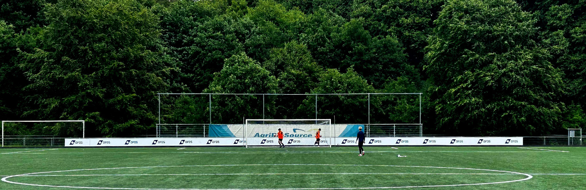 Boarding rondom het hoofdveld van Sportcomplex De Bezelhorst met DFDS-branding