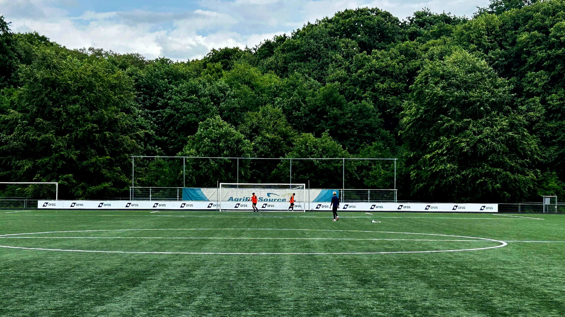 Boarding rondom het hoofdveld van Sportcomplex De Bezelhorst met DFDS-branding