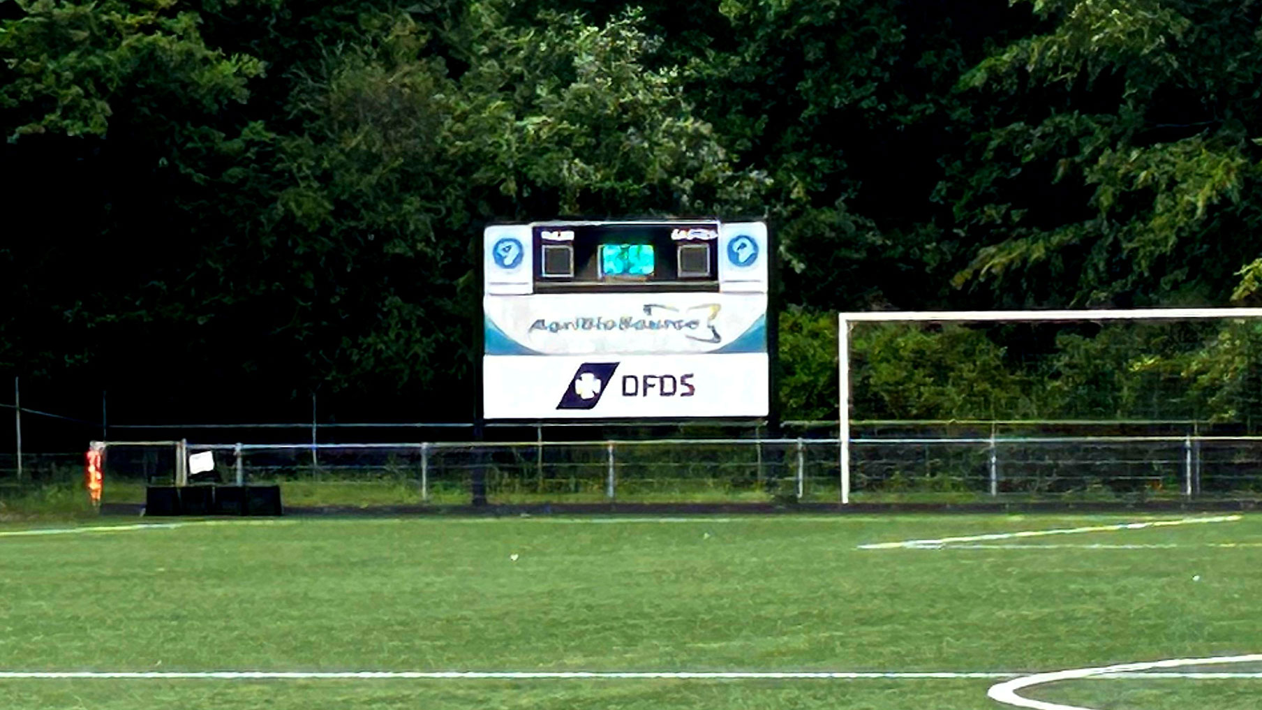 Modern scorebord geplaatst op sportcomplex De Bezelhorst