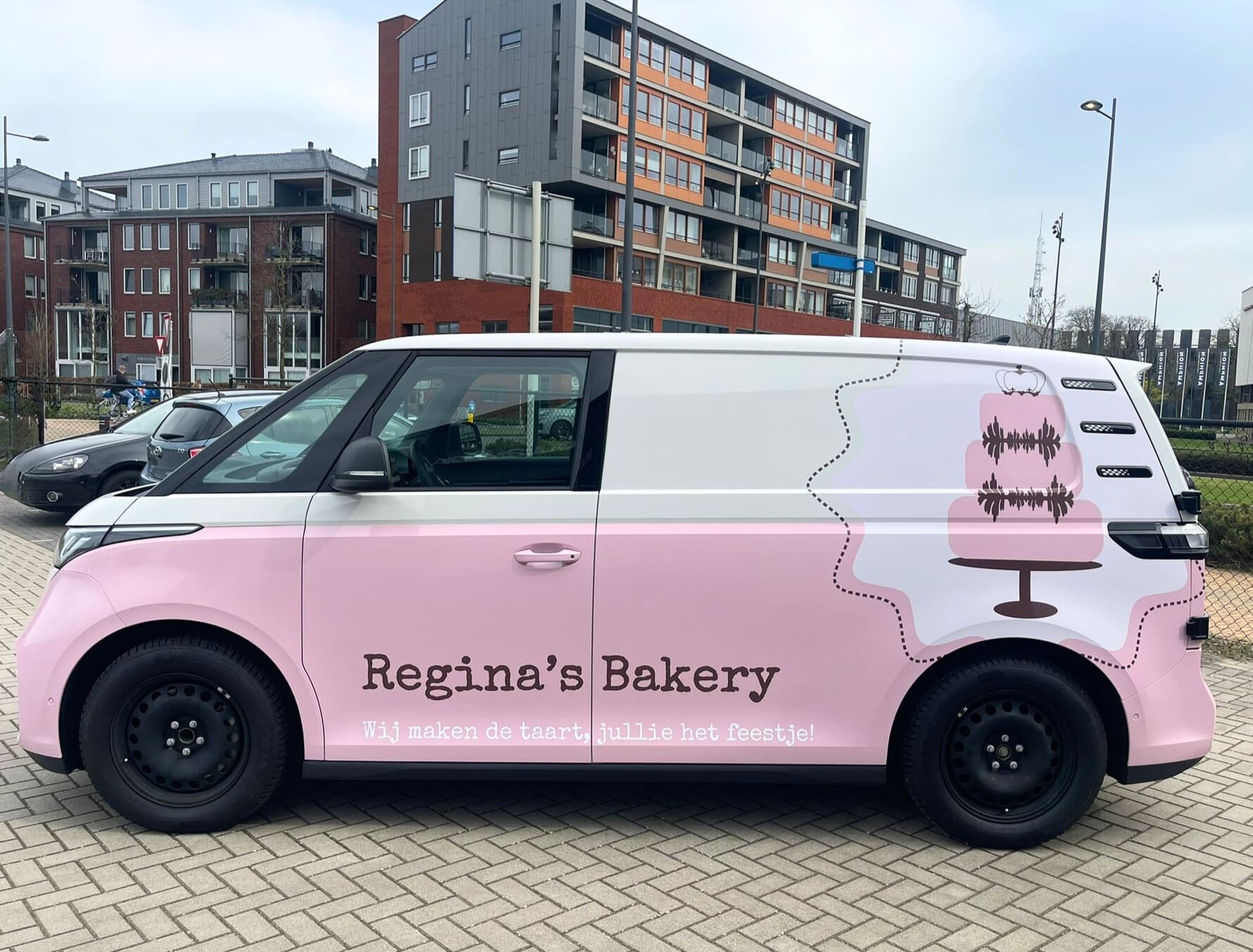 Busbelettering Regina's Bakery