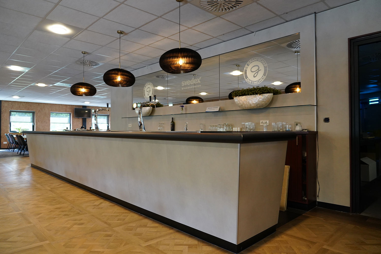Gehele bar in de Svedex Lounge professioneel gewrapt door Mull2media, passend bij het interieur.