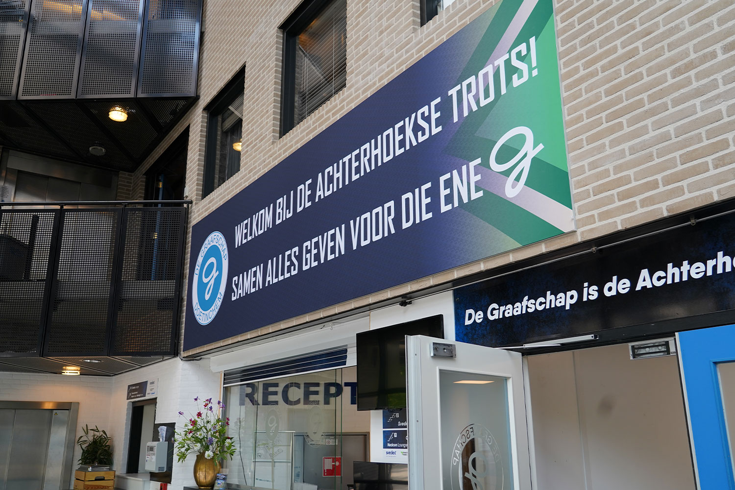 Vernieuwd bord boven de receptie van het stadion van De Graafschap, met frisse uitstraling.De Graafschap Stadion Mull2media