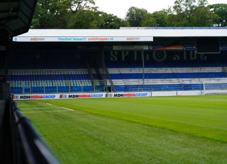 Nieuwe reclameborden boven in de tribune bij De Graafschap, verzorgd door Mull2media.