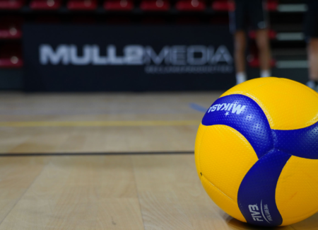Volleybal met Mull2Media reclamebord tijdens wedstrijd bij Orion Stars
