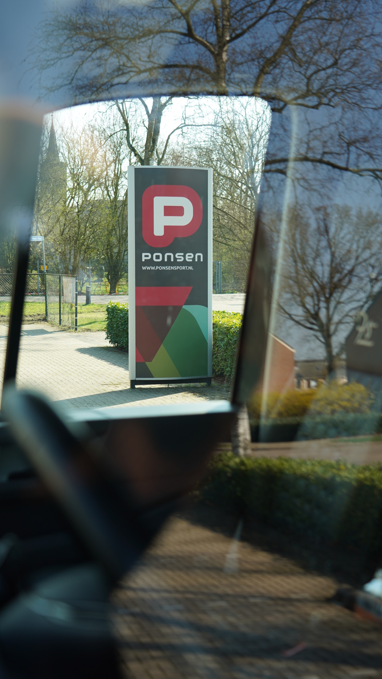 Vernieuwde acrylaat zuil van Ponsen Sport & Gezondheid met fullcolour print.