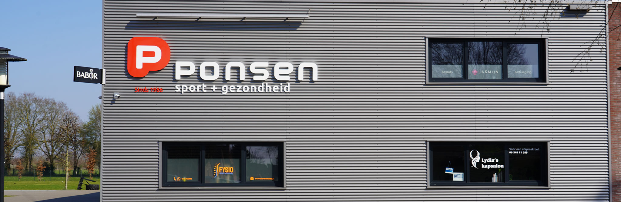 Grote tweekleurige Acrylox gevelletters 'Ponsen Sport & Gezondheid' geplaatst door Mull2media op de damwandgevel in Dinxperlo.