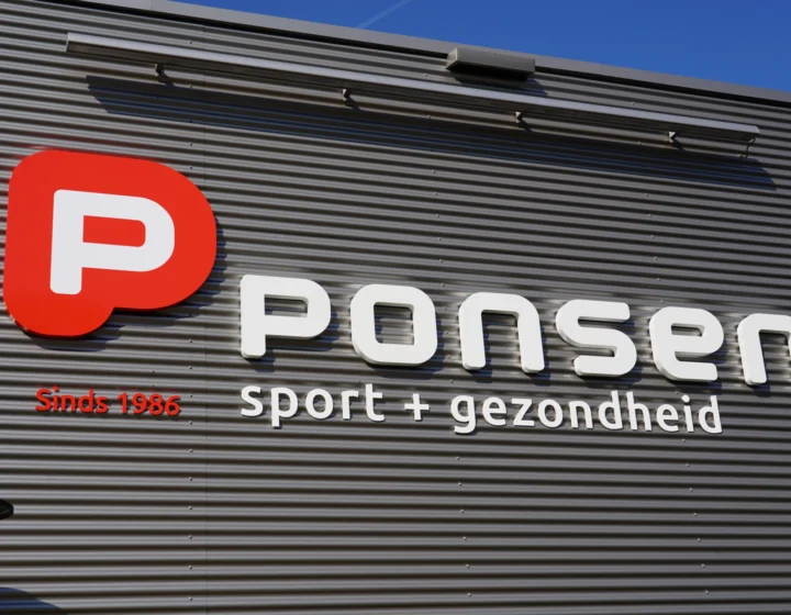 Grote tweekleurige Acrylox gevelletters 'Ponsen Sport & Gezondheid' geplaatst door Mull2media op de damwandgevel in Dinxperlo.