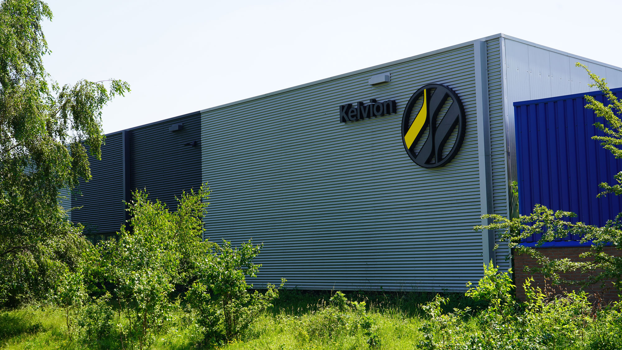 Hetzelfde Kelvion-gevellogo overdag strak zwart op de gevel in Doetinchem Hetzelfde Kelvion-gevellogo overdag strak zwart op de gevel in Doetinchem